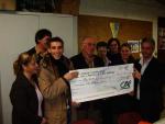remise du ch�que par Vincent et les membres du bureau � l'association Ollier-Maffucci