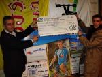 remise du ch�que Vincent  et Mr de LANDEVOISIN