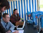 Vincent retire sa plaque avec Thierry, Matthieu et Amelie