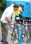 Le beau-fr�re verifie les bidons